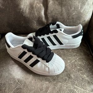 VGUC Adidas Superstar youth sz 5 fat laces
